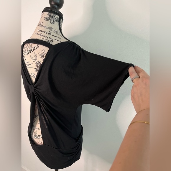 Possibly reversible black T-shirt. Size small (0154) - Picture 2 of 5